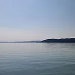 Tatil Evi Sunshine House, Direkt Am See, Eigenes Boot, Private Beach, Grill, Wlan *