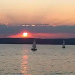 Tatil Evi Sunshine House, Direkt Am See, Eigenes Boot, Private Beach, Grill, Wlan