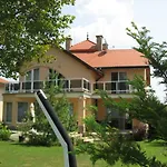 Tatil Evi Sunshine House, Direkt Am See, Eigenes Boot, Private Beach, Grill, Wlan *