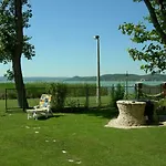 Sunshine House, Direkt Am See, Eigenes Boot, Private Beach, Grill, Wlan * Szántód