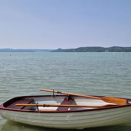 Sunshine House, Direkt Am See, Eigenes Boot, Garten, Grill, Wlan, Juli-aktion Feriehus Szántód