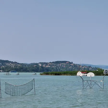 別荘 Sunshine Beach House, Direkt Am See, Eigenes Boot, Private Beach, Grill, Wlan Szántód