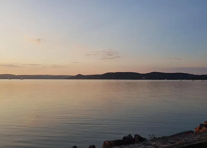 Sunshine House, Direkt Am See, Eigenes Boot, Private Beach, Grill, Wlan Сasa de vacaciones *