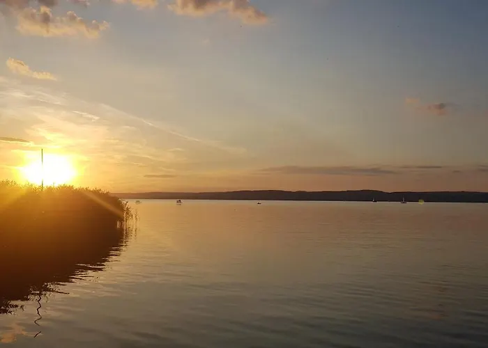 Сasa de vacaciones Sunshine House, Direkt Am See, Eigenes Boot, Private Beach, Grill, Wlan