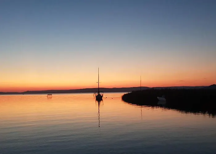 Sunshine House, Direkt Am See, Eigenes Boot, Private Beach, Grill, Wlan Szántód