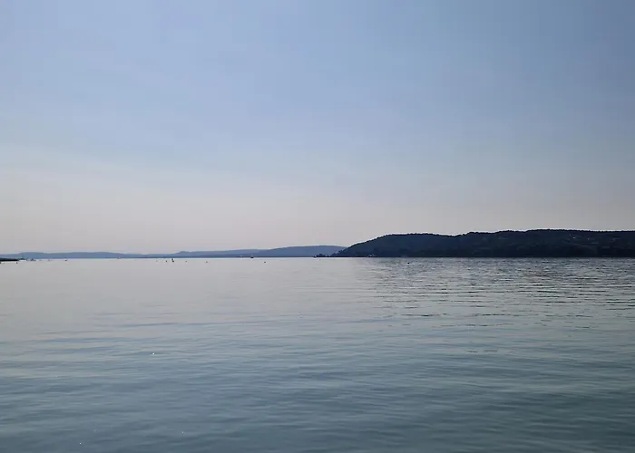 Сasa de vacaciones Sunshine House, Direkt Am See, Eigenes Boot, Private Beach, Grill, Wlan *