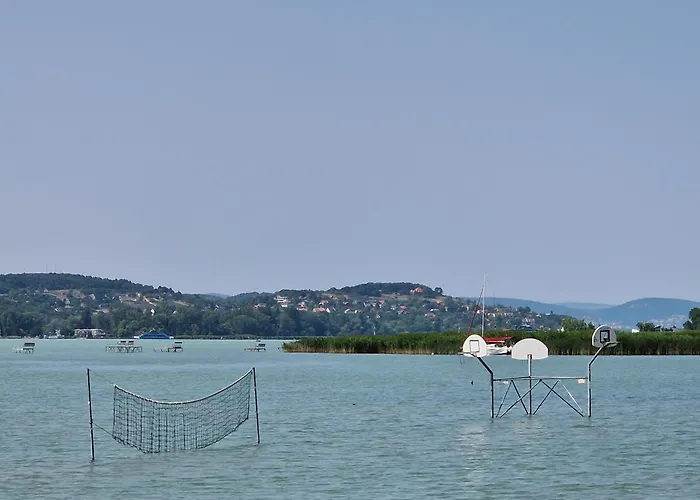 別荘 Sunshine Beach House, Direkt Am See, Eigenes Boot, Private Beach, Grill, Wlan Szántód