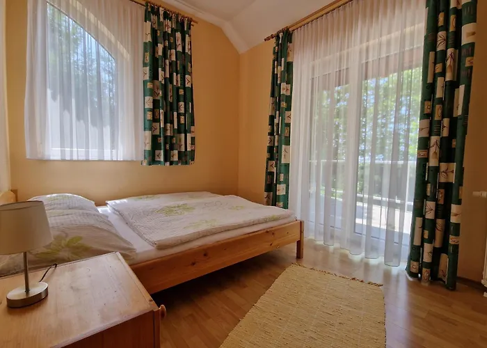 別荘 Sunshine Beach House, Direkt Am See, Eigenes Boot, Private Beach, Grill, Wlan Szántód