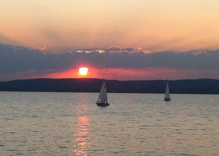 Сasa de vacaciones Sunshine House, Direkt Am See, Eigenes Boot, Private Beach, Grill, Wlan